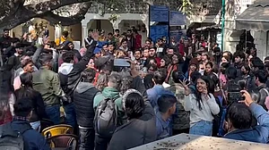 अब अंबेडकर यूनिवर्सिटी और DU में BBC डॉक्यूमेंट्री पर बवाल, रोकने के लिए काटी बिजली, छात्रों को हिरासत में लिया