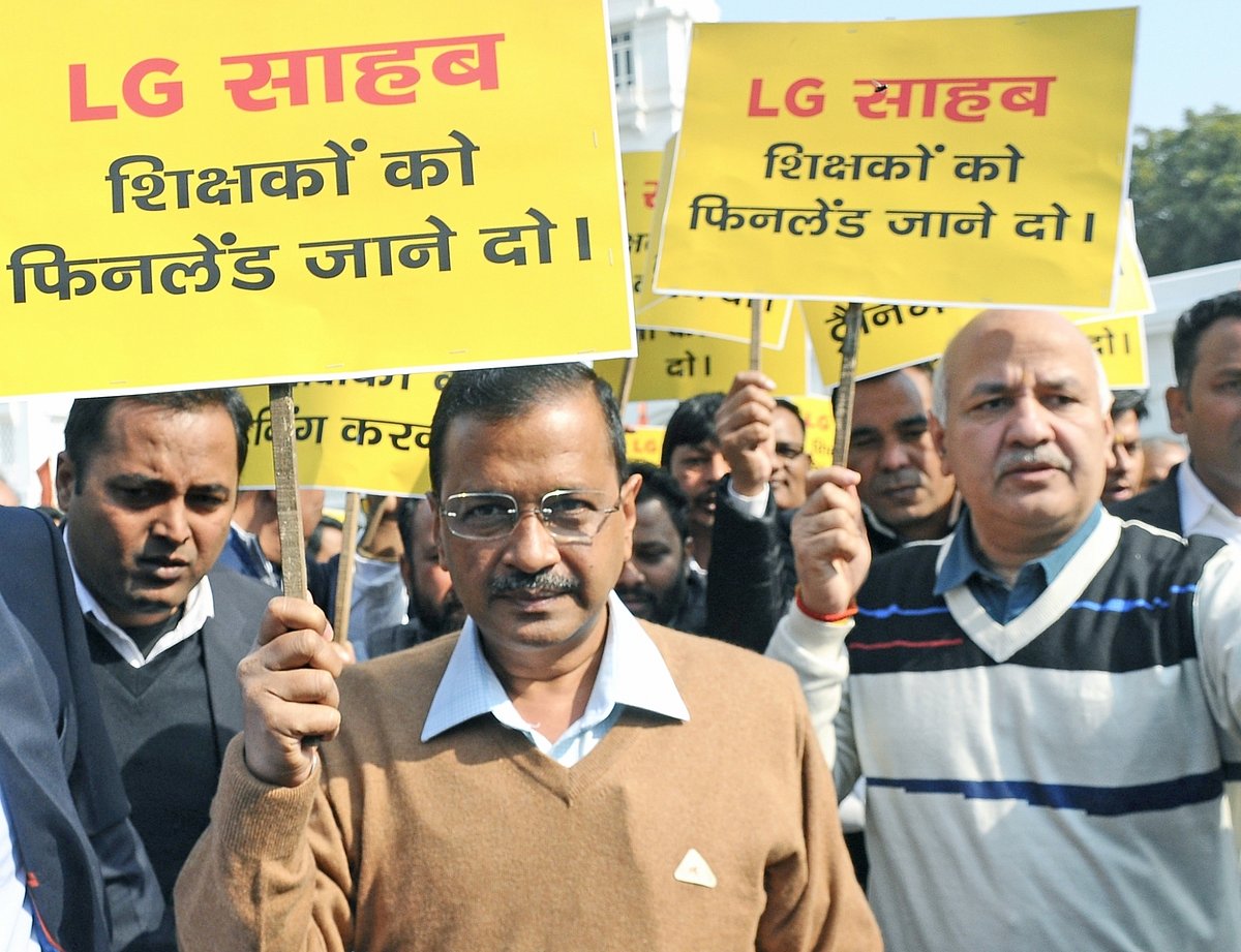 दिल्ली विधानसभा में जोरदार हंगामा, CM केजरीवाल ने अपने विधायकों के साथ एलजी हाउस तक किया मार्च 