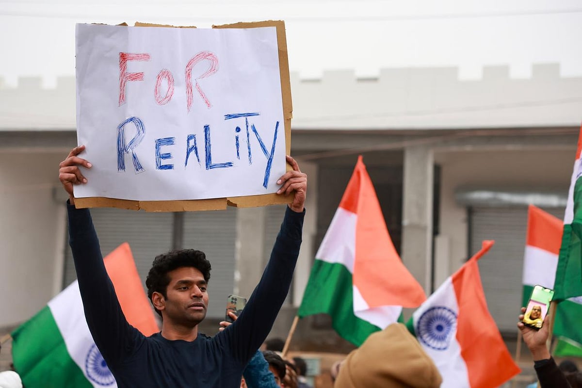 भारत जोड़ो यात्रा बागपत से बढ़ी आगे, राहुल गांधी की एक झलक पाने के लिए बेताब दिखे लोग, फूलों के साथ पहुंचा किसान