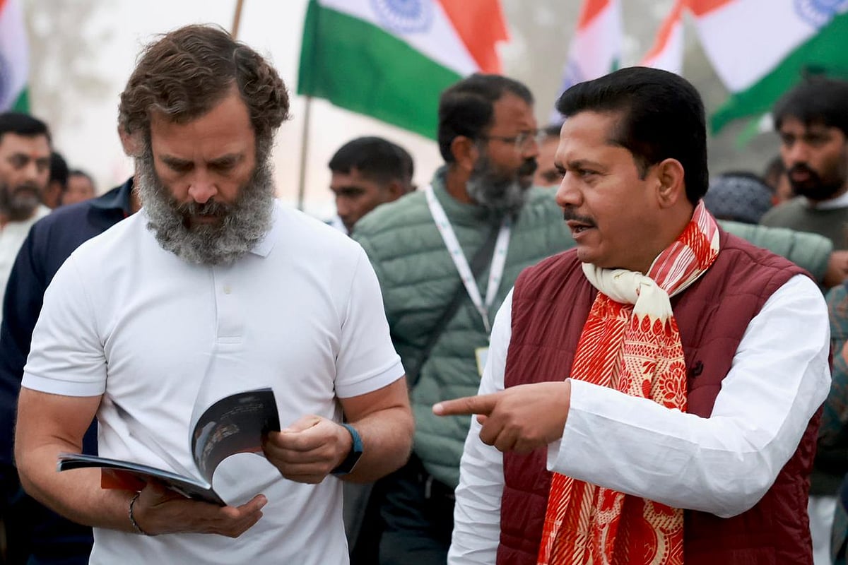 भारत जोड़ो यात्रा बागपत से बढ़ी आगे, राहुल गांधी की एक झलक पाने के लिए बेताब दिखे लोग, फूलों के साथ पहुंचा किसान