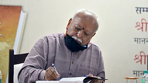 जिन 'ग्रंथों' पर आधारित है संघ की विचारधारा, क्या उसे सामने रखकर हिंदुत्व और जाति प्रथा की व्याख्या करेंगे भागवत!