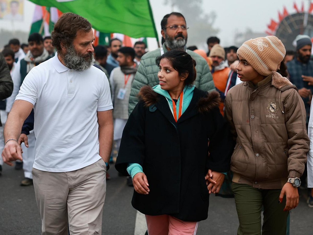 भारत जोड़ो यात्रा बागपत से बढ़ी आगे, राहुल गांधी की एक झलक पाने के लिए बेताब दिखे लोग, फूलों के साथ पहुंचा किसान