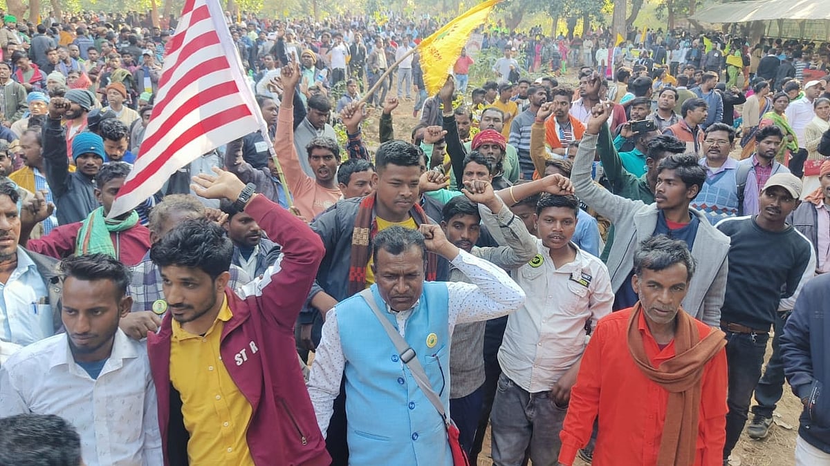 झारखंडः सम्मेद शिखर विवाद गहराया, परंपरागत हथियार लेकर सड़क पर उतरे संथाल आदिवासी, बंद रहा मधुवन