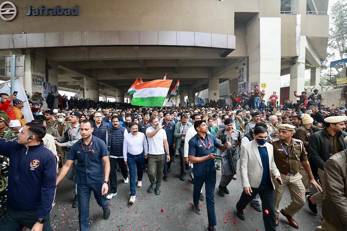 जाफराबाद मेट्रो स्टेशन से गुजरते वक्त राहुल गांधी, लोगों का उमड़ा हुजूम