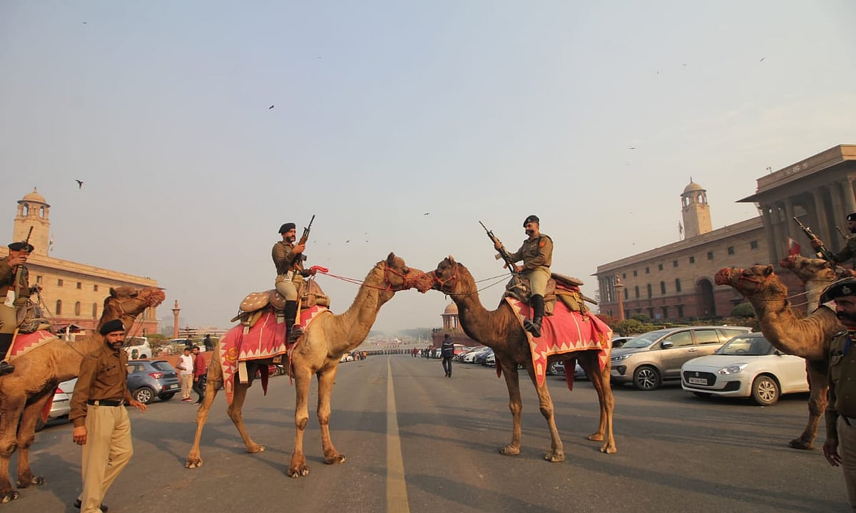 बीटिंग रिट्रीट समारोह के रिहर्सल में भाग लेता बीएसएफ का ऊंट सवार दस्ता