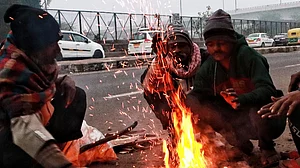उत्तर भारत में हाड़ कंपा देने वाली सर्दी, दिल्ली में 3°C से नीचे पहुंचा पारा, बर्फीली हवाओं से कांपे मैदानी इलाके