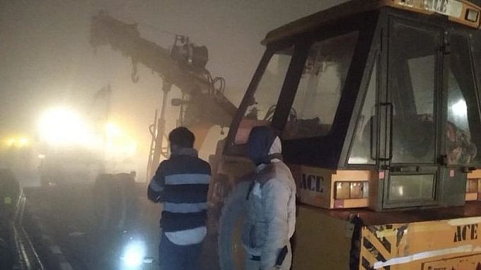 यूपी में कोहरे का कहर: आगरा-लखनऊ एक्सप्रेसवे पर ट्रक से टकराई बस, 3 की मौत, 18 लोग घायल