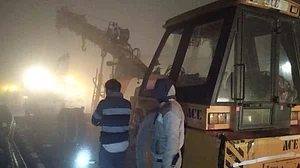 यूपी में कोहरे का कहर: आगरा-लखनऊ एक्सप्रेसवे पर ट्रक से टकराई बस, 3 की मौत, 18 लोग घायल