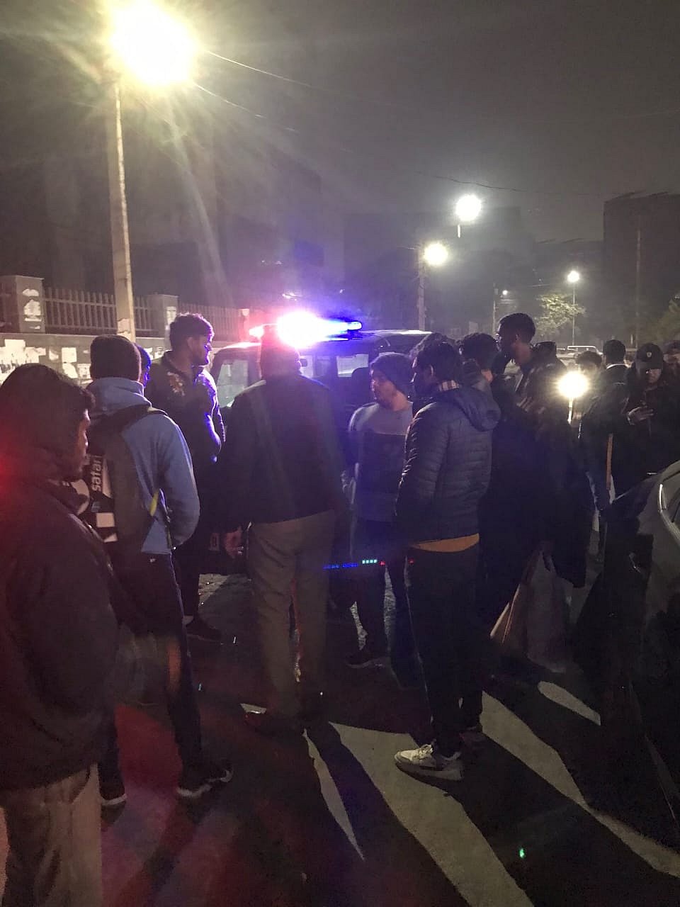 Amity यूनिवर्सिटी के छात्रों के दो गुटों में मारपीट, पुलिस की मौजूदगी में चले डंडे, वीडियो हुआ वायरल