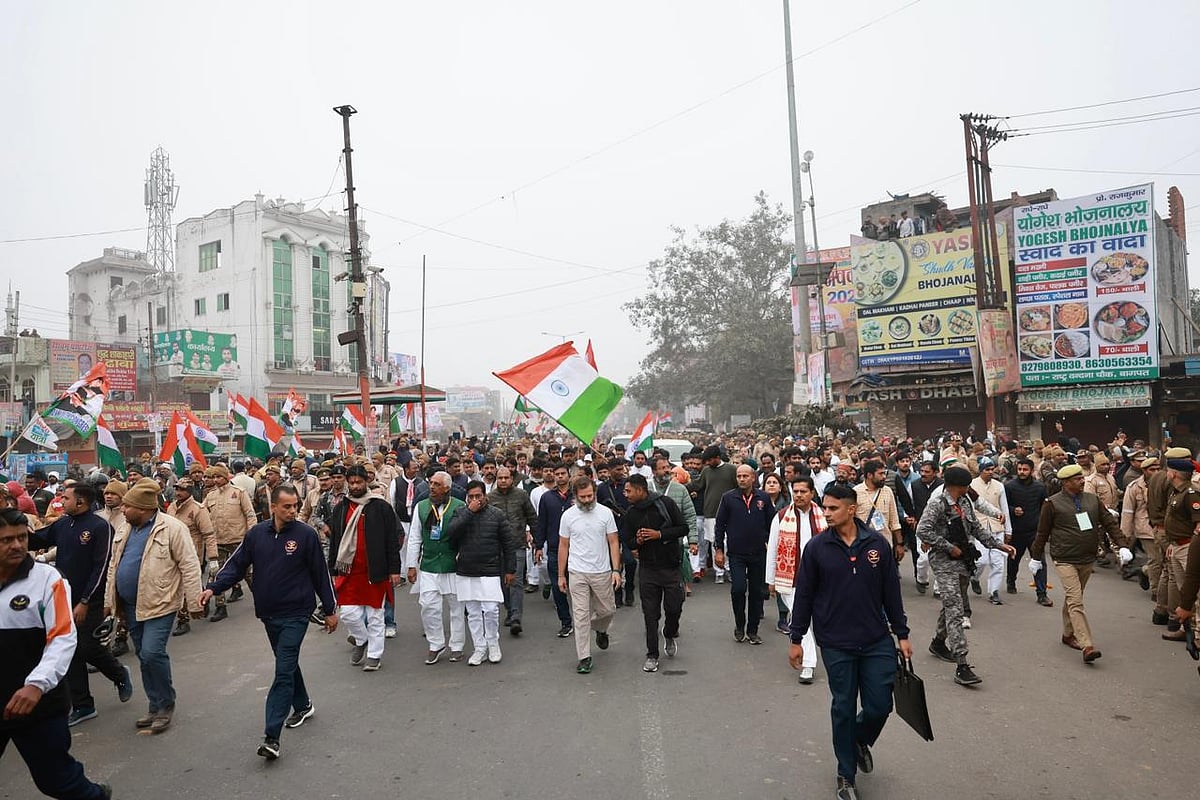 भारत जोड़ो यात्रा बागपत से बढ़ी आगे, राहुल गांधी की एक झलक पाने के लिए बेताब दिखे लोग, फूलों के साथ पहुंचा किसान