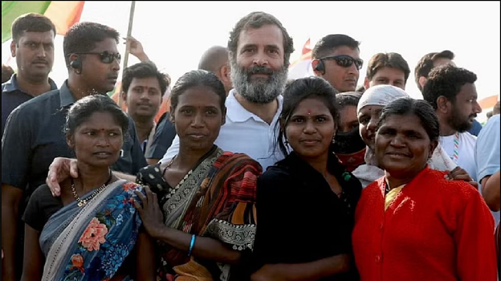 भारत जोड़ो यात्रा के दौरान महिलाओं के साथ राहुल गांधी