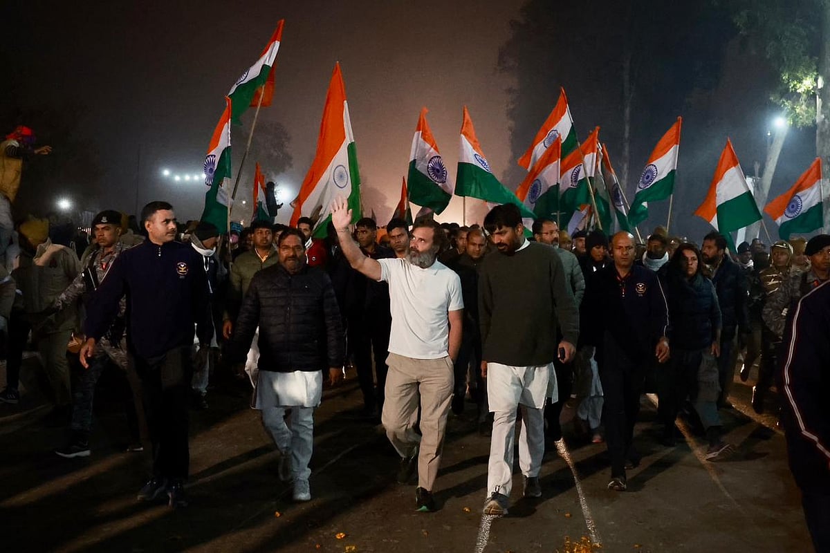 भारत जोड़ो यात्रा बागपत से बढ़ी आगे, राहुल गांधी की एक झलक पाने के लिए बेताब दिखे लोग, फूलों के साथ पहुंचा किसान