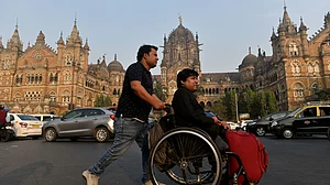 व्हीलचेयर पर बैठकर सौरभ के मजबूत कदम ने खोली विकलांगों के लिए बीमा पॉलिसी की राह!