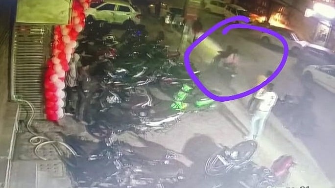 मौत से पहले स्कूटी पर दोस्त के साथ जाती अंजलि