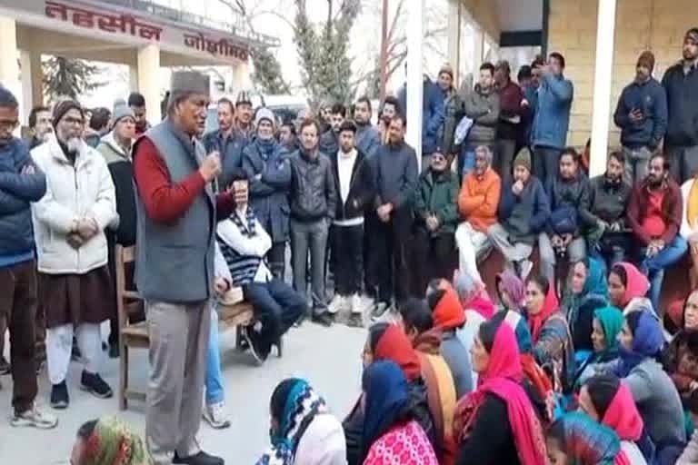 जोशीमठ के भू-धंसाव क्षेत्र पहुंचे पूर्व सीएम हरीश रावत, कहा- क्षेत्र को बचाना राष्ट्रीय मिशन होना चाहिए