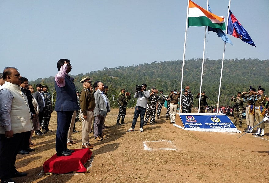 नक्सलियों के अभेद्य गढ़ रहे बूढ़ा पहाड़ पर पहली बार फहरा तिरंगा, सीएम सोरेन ने 100 करोड़ का प्रोजेक्ट लांच किया