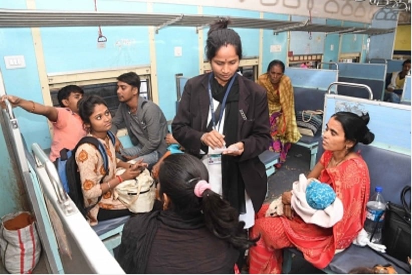 बिना टिकट अकेले यात्रा कर रही महिला को ट्रेन से नहीं उतार सकते टीटी, जान लें रेलवे के यात्री फ्रेंडली ये नियम