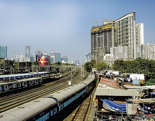 देश में आर्थिक विषमता पर खड़े होते गंभीर सवाल, बढ़ती जा रही अमीरों की दौलत, गरीबों की संख्या में जोरदार उछाल 