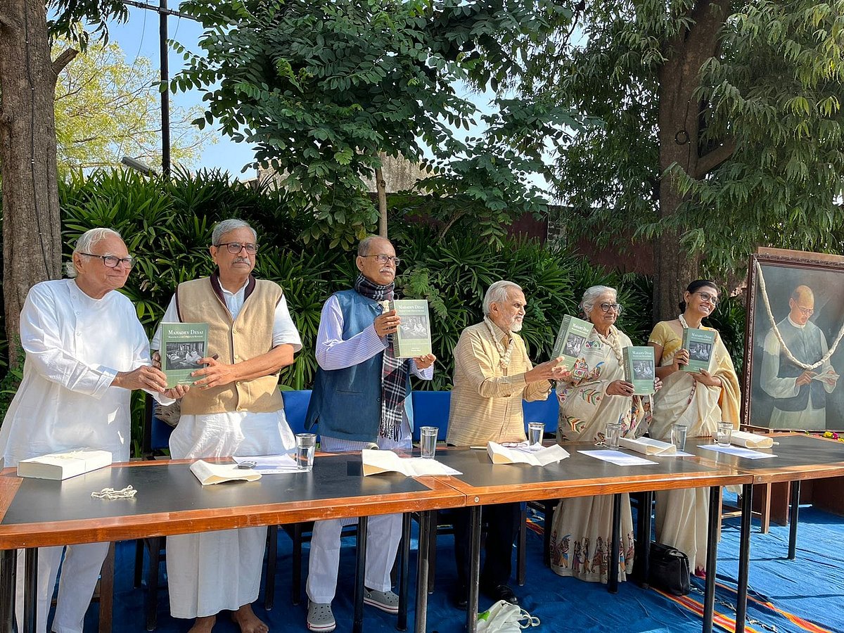 बाएं से तीसरे नंबर पर नचिकेता देसाई। यह तस्वीर पिछले माह प्रकाशित उनकी पुस्तक के लोकार्पण के समय की है