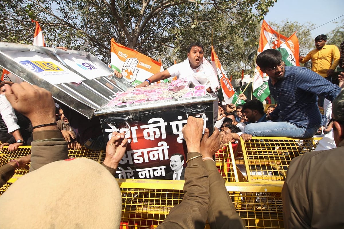 दिल्ली में अडानी-हिंडनबर्ग मामले को लेकर यूथ कांग्रेस का प्रदर्शन, पुलिस ने कई कार्यकर्ताओं को हिरासत में लिया