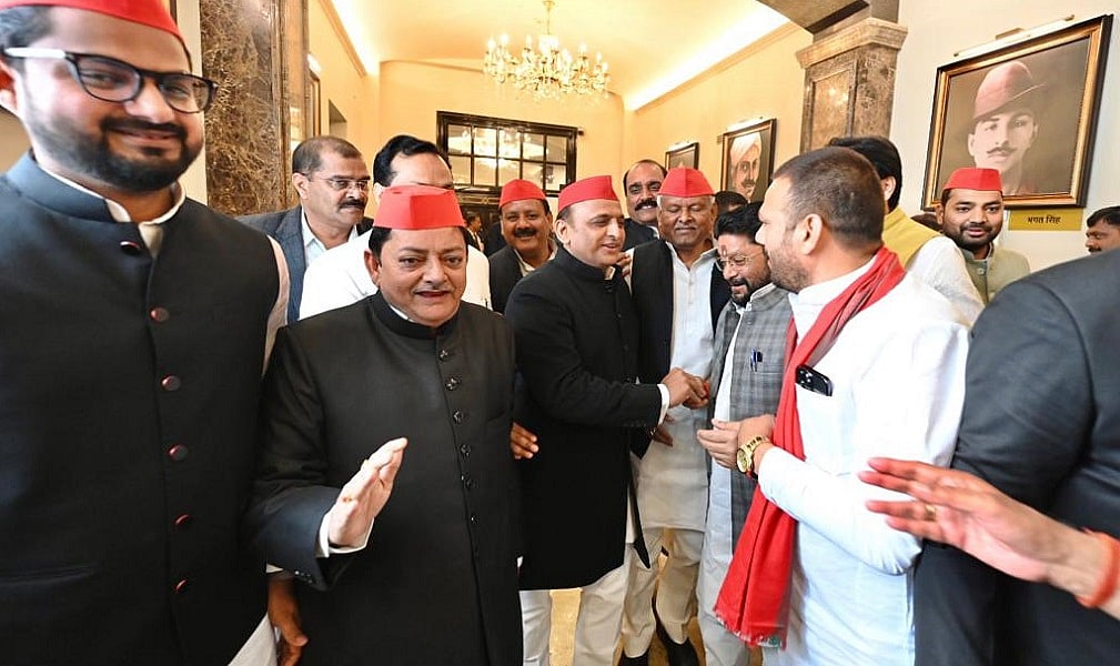 आजम खां के समर्थन में शेरवानी में विधानसभा पहुंचे समाजवादी पार्टी के विधायक, बजट के दिन दिखा रोचक नजारा