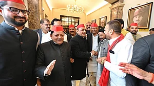 आजम खां के समर्थन में शेरवानी में विधानसभा पहुंचे समाजवादी पार्टी के विधायक, बजट के दिन दिखा रोचक नजारा