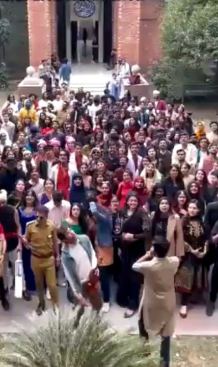 पाकिस्तान में बॉलीवुड को लेकर बवाल, राज मल्होत्रा से लेकर बाजीराव सिंघम तक के किरदार में निकले लाहौर विश्वविद्यालय के छात्र