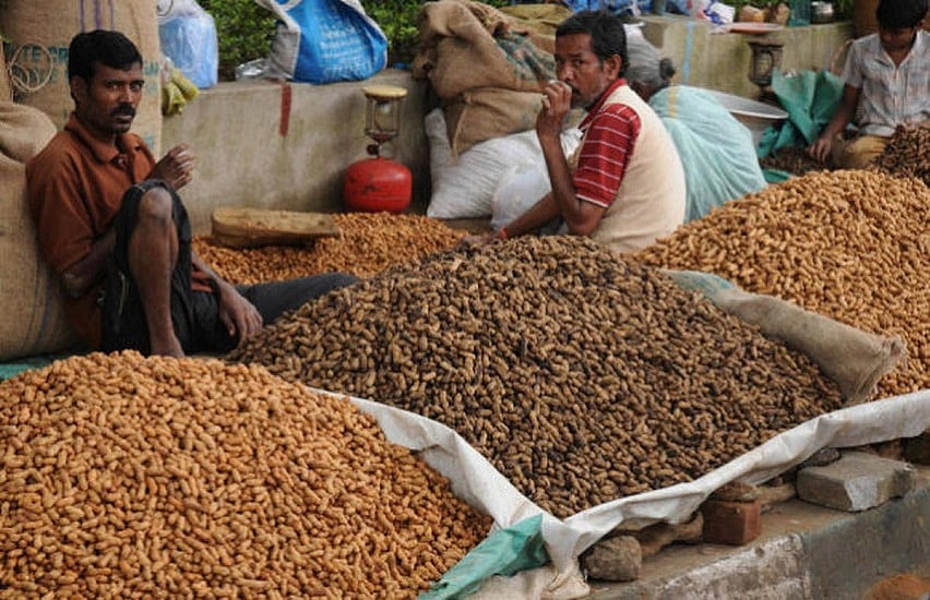 दुनिया में घटी महंगाई, लेकिन भारत में बढ़ी, तेल, मूंगफली से कॉटन तक हुए सस्ते, पर देश में लगी है आग