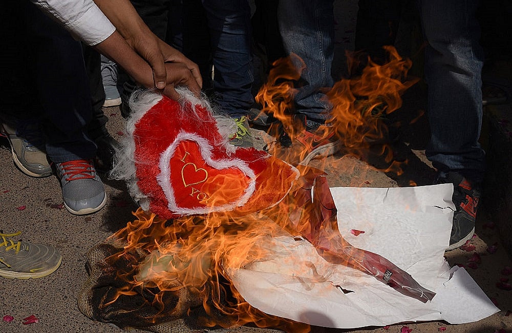राम पुनियानी का लेखः वैलेंटाइन डे के विरोधी दमनकारी राजनीति का हिस्सा, उदारवाद और बहुवाद को खत्म करना मकसद
