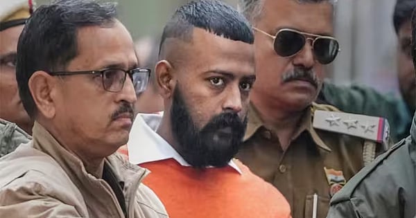 जेल में छापा पड़ते ही फूट-फूट कर रोने लगा महाठग सुकेश, जानें छापेमारी में क्या-क्या मिला?