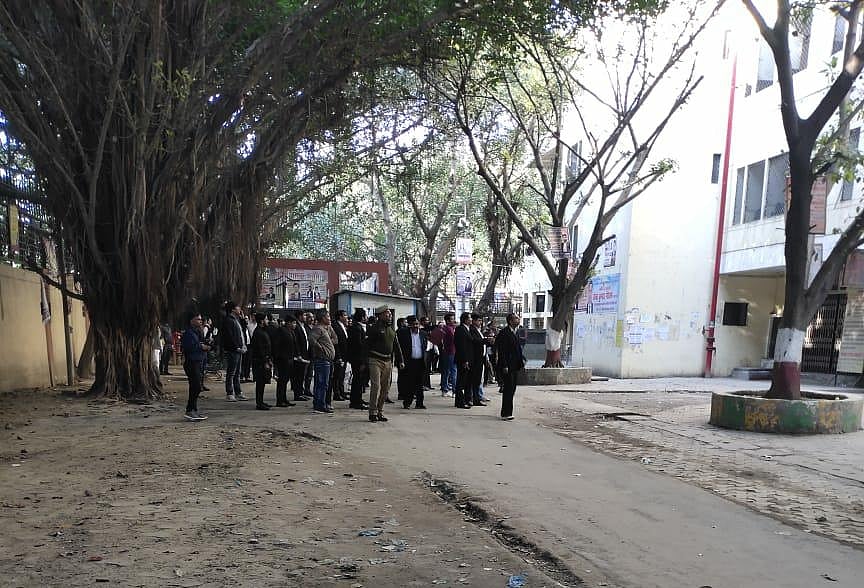गाजियाबाद कोर्ट में घुसा तेंदुआ, वकीलों पर मारा झपट्टा, 3 लोग घायल, रेस्क्यू में जुटा वन विभाग