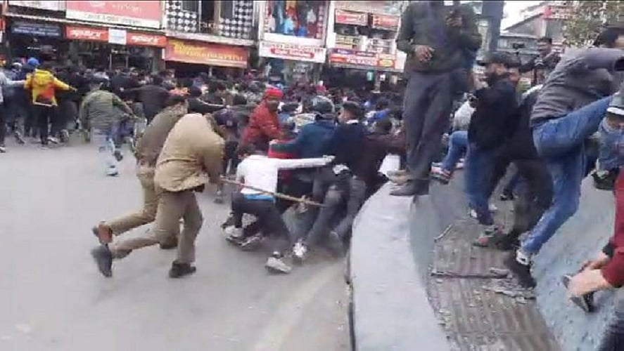 उत्तराखंड में भर्ती घोटालों के खिलाफ युवाओं का हंगामा, लाठीचार्ज से आक्रोशित प्रदर्शनकारी पुलिस से भिड़े