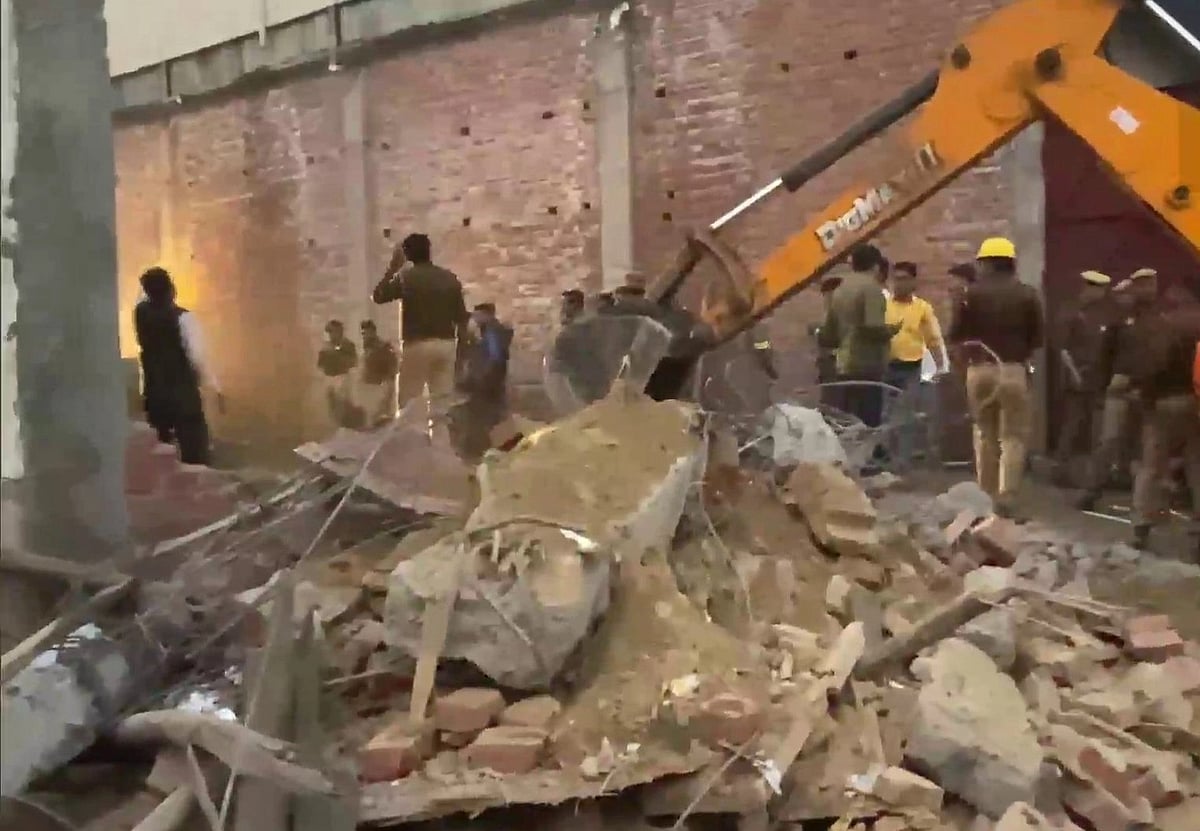 UP: गाजियाबाद में बड़ा हादसा, निर्माणधीन इमारत का लेंटर गिरा, 2 की मौत, 8 घायल, रेस्क्यू जारी