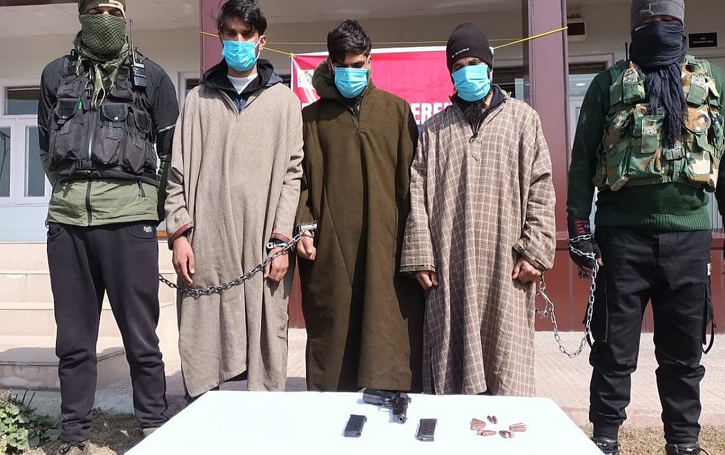 J&K: कुलगाम में सेना को बड़ी सफलता लगी हाथ, दबोचे गए हिजबुल मुजाहिद्दीन के आतंकी, हथियार और गोला-बारूद बरामद