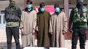 J&K: कुलगाम में सेना को बड़ी सफलता लगी हाथ, दबोचे गए हिजबुल मुजाहिद्दीन के आतंकी, हथियार और गोला-बारूद बरामद
