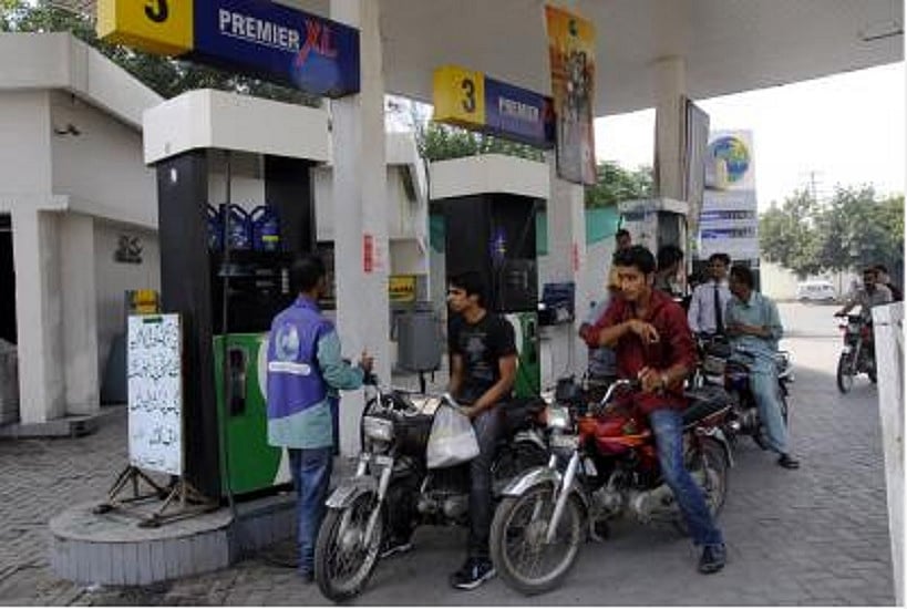 फरवरी के मध्य तक पाकिस्तान में आएगा भयंकर पेट्रोल संकट, तेल कंपनियों ने सरकार को दी चेतावनी