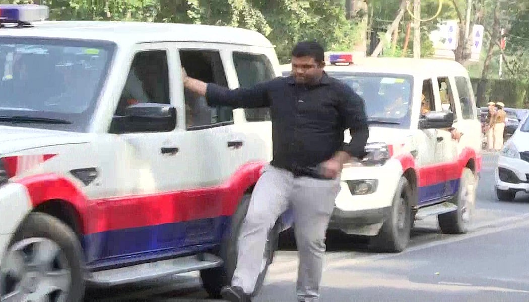 वीडियो: मनीष सिसोदिया को राउज एवेन्यू कोर्ट लेकर पहुंची CBI, आबकारी नीति मामले में कल किया गया था गिरफ्तार