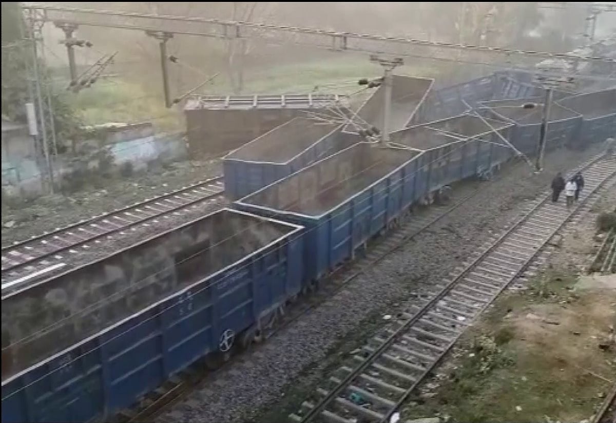 यूपी: सुल्तानपुर में दो मालगाड़ियों की टक्कर, कई डिब्बे पटरी से उतरे, लखनऊ-प्रयागराज रेलवे ट्रैक बाधित