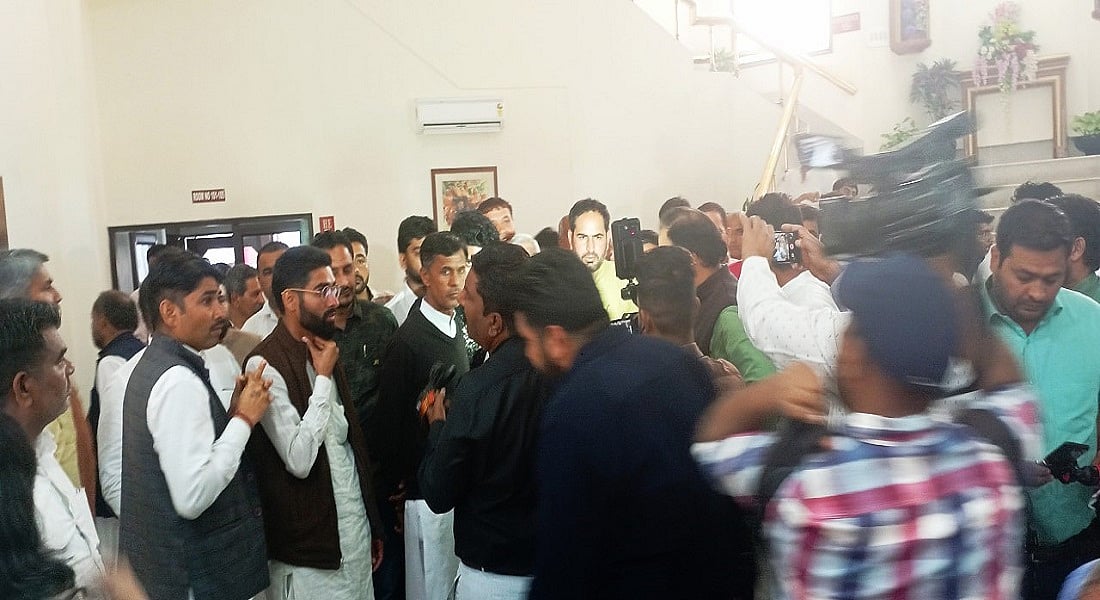 हरियाणा में ई-टेंडरिंग पर बवाल, सरकार से वार्ता फेल, सरपंच 1 मार्च को घेरेंगे सीएम आवास, JJP में छिड़ा घमासान