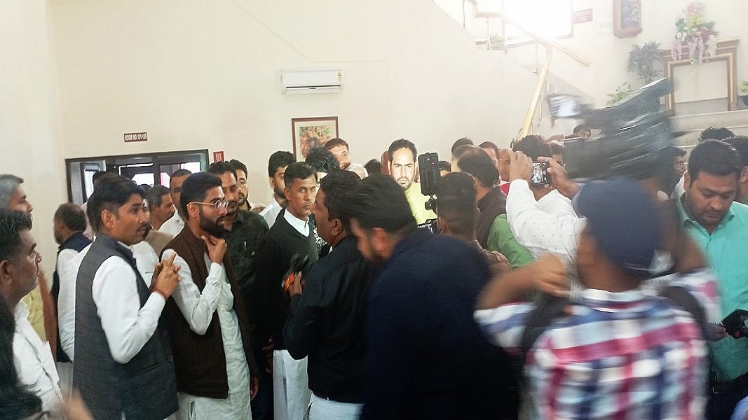 चंडीगढ़ के हरियाणा निवास में पंचायत मंत्री देबेंद्र बबली के साथ वार्ता फेल होने के बाद सरपंच सरकार के खिलाफ नाराजगी जाहिर करते हुए