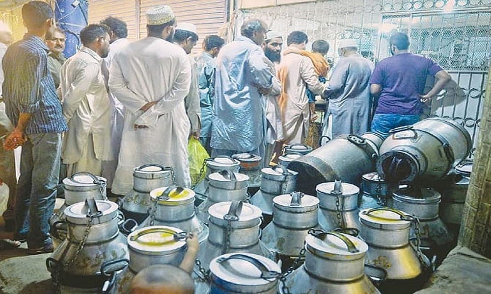 खाने-पीने की चीजों के लिए तरसने लगा पाकिस्तान, कराची में दूध की कीमत 210 रुपए लीटर पहुंची