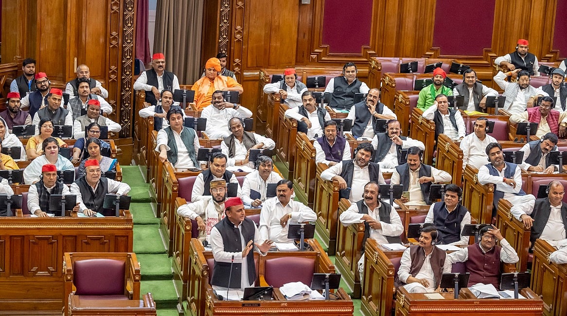 यूपी विधानसभा में अखिलेश ने उठाई जातीय जनगणना की मांग, आवार पशुओं की समस्या पर भी योगी सरकार को घेरा