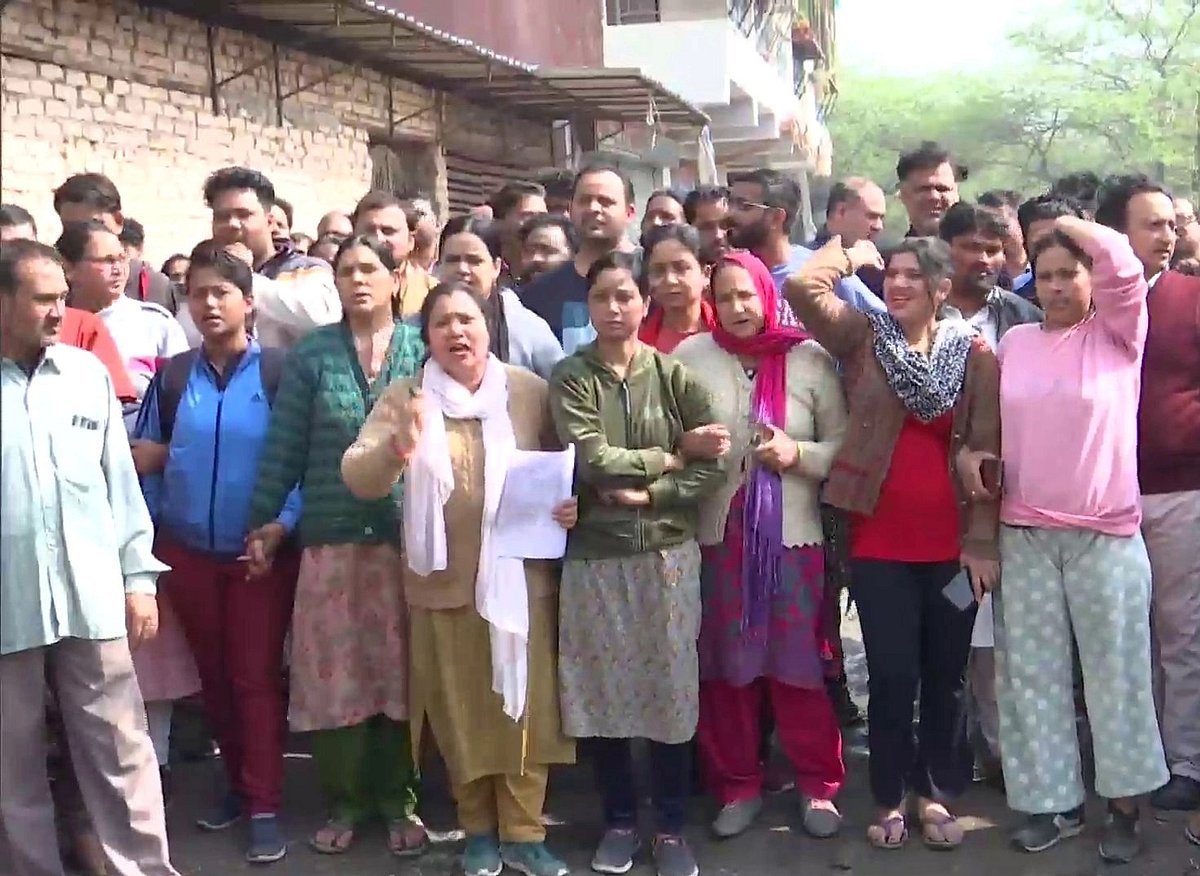 दिल्ली के महरौली में आज भी चला बुलडोजर! DDA की कार्रवाई से नाराज लोग सड़कों पर उतरे, भारी पुलिस बल तैनात