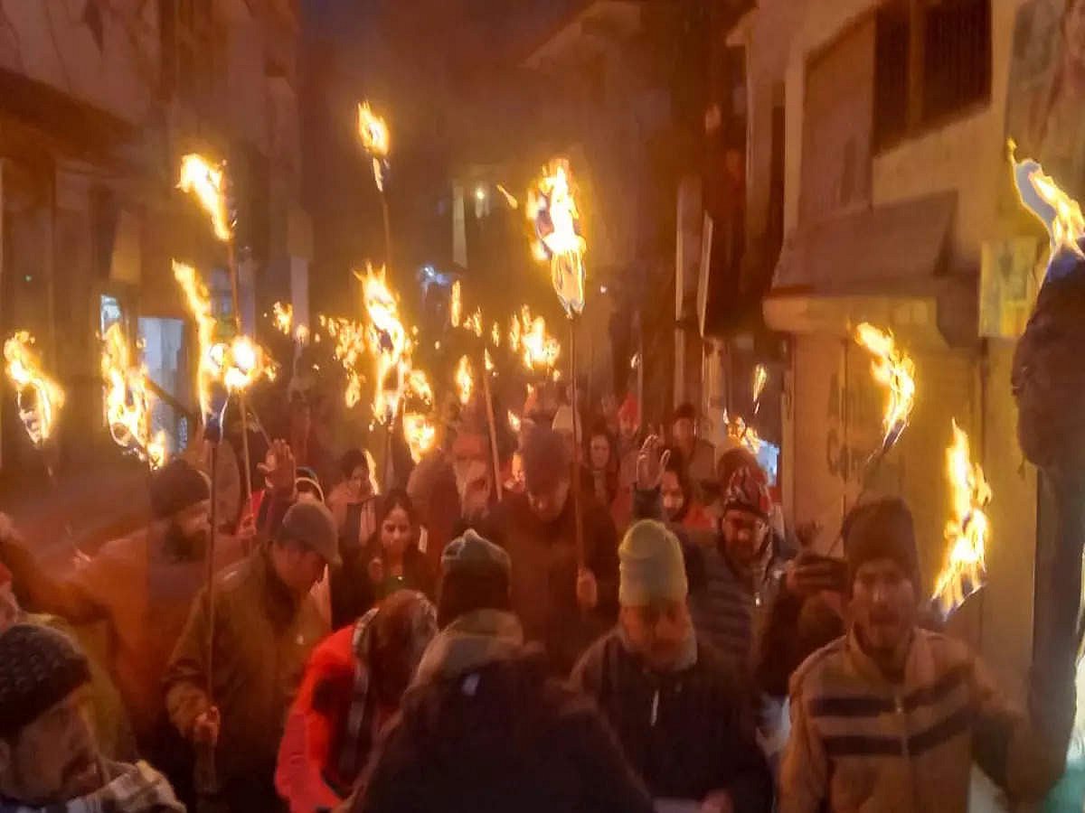 जोशीमठ के लोगों का टूट रहा सब्र का बांध, मशाल लेकर फिर सड़कों पर उतरे, राज्य की BJP सरकार के खिलाफ लगाए नारे
