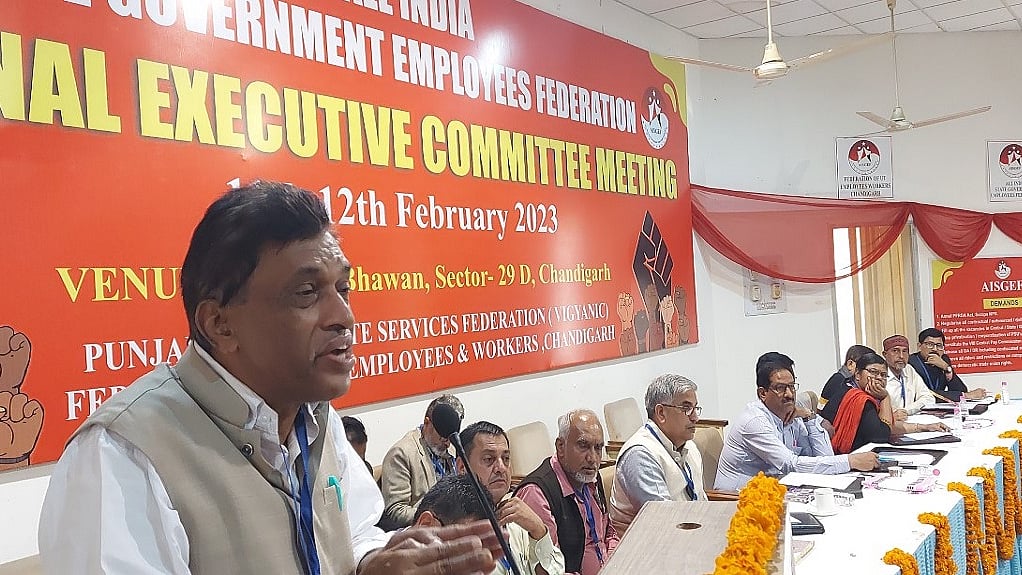चंडीगढ़ के भकना भवन में ऑल इंडिया स्टेट गवर्नमेंट एम्पलाइज फेडरेशन की राष्ट्रीय कार्यसमिति की बैठक में मौजूद देश के कई राज्यों से आए कर्मचारियों के प्रतिनिधि