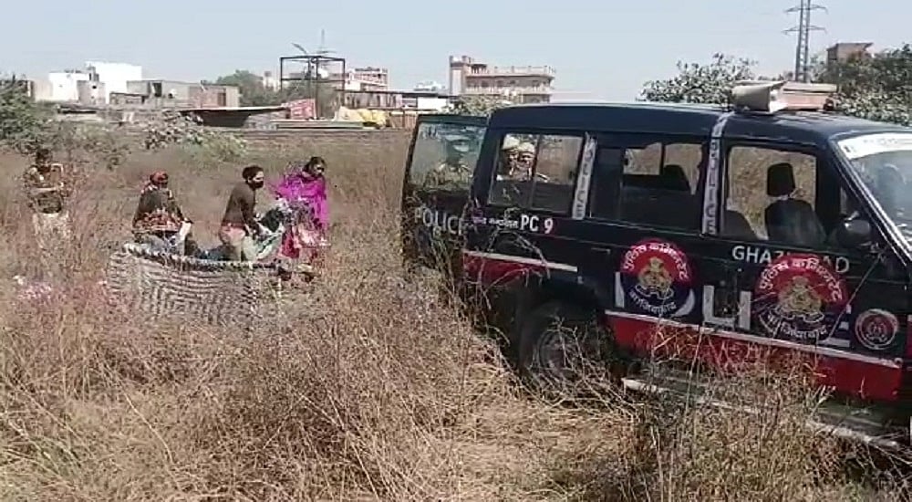 गाजियाबाद में खाली प्लॉट में नग्न हालत में पड़ी मिली महिला, पुलिस ने अस्पताल में कराया भर्ती, जांच शुरू
