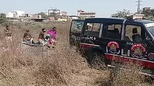 गाजियाबाद में खाली प्लॉट में नग्न हालत में पड़ी मिली महिला, पुलिस ने अस्पताल में कराया भर्ती, जांच शुरू