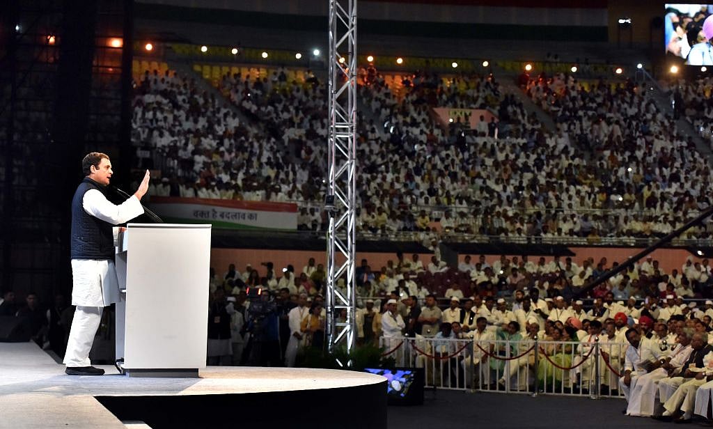 मार्च 2018 में कांग्रेस के 84वें महाधिवेशन में दिल्ली के इंदिरा गांधी स्टेडियम में पार्टी कार्यकर्ताओं को संबोधित करते राहुल गांधी (फोटो - Getty Images)