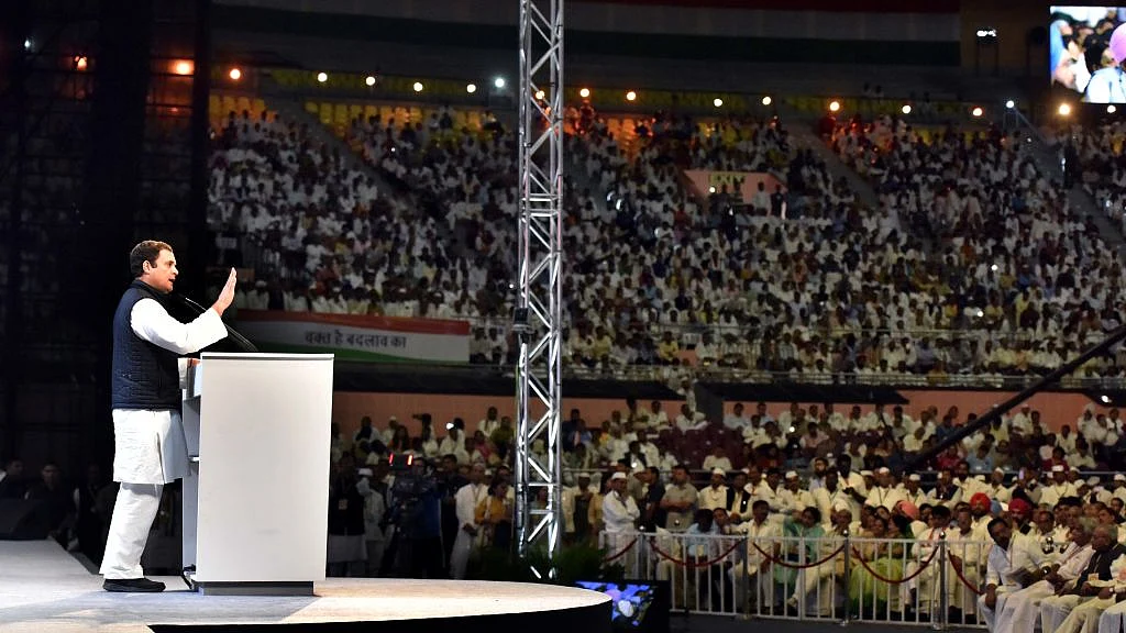 मार्च 2018 में कांग्रेस के 84वें महाधिवेशन में दिल्ली के इंदिरा गांधी स्टेडियम में पार्टी कार्यकर्ताओं को संबोधित करते राहुल गांधी (फोटो - Getty Images)