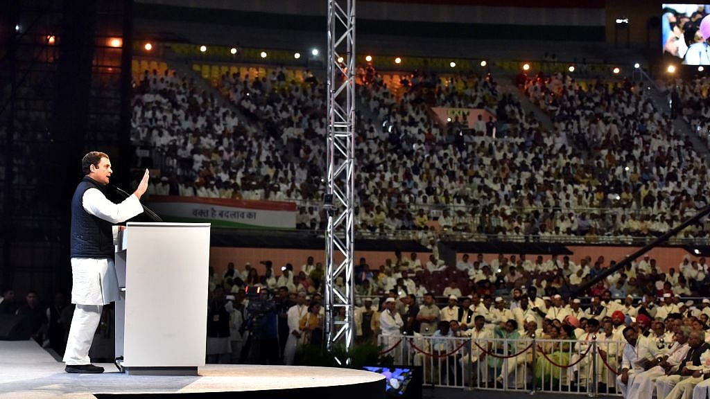 मार्च 2018 में कांग्रेस के 84वें महाधिवेशन में दिल्ली के इंदिरा गांधी स्टेडियम में पार्टी कार्यकर्ताओं को संबोधित करते राहुल गांधी (फोटो - Getty Images)
